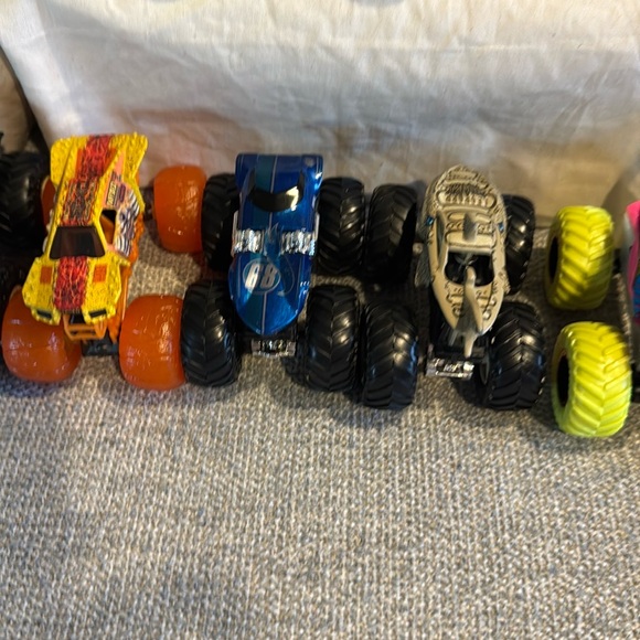 Hot Wheels Unique Monster Truck Bundle - Picture 6 of 7